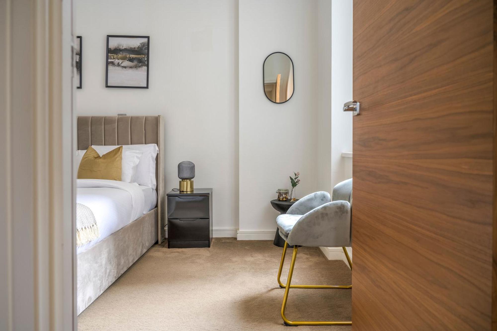 Modern Stylish 2 Bed 2 Bath Apt By Livestay Short Lets & Serviced Apartment *